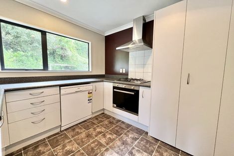 Photo of property in 4 Stella Grove, Newlands, Wellington, 6037