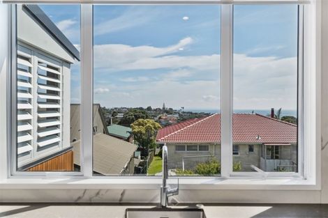 Photo of property in 2/9 Folkestone Street, Murrays Bay, Auckland, 0630