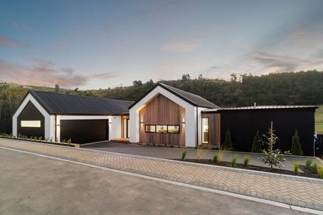 Photo of property in 10 Flowers Lane, Cracroft, Christchurch, 8022