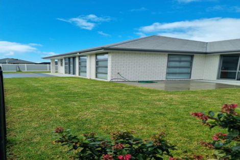 Photo of property in 28 Kitemaunga Avenue, One Tree Point, 0118