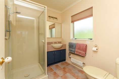 Photo of property in 18 Kinross Drive, Merrilands, New Plymouth, 4312