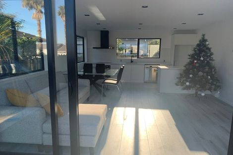 Photo of property in 8 Caribbean Drive, Unsworth Heights, Auckland, 0632