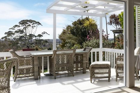 Photo of property in 8 Downsview Road, Pakuranga Heights, Auckland, 2010