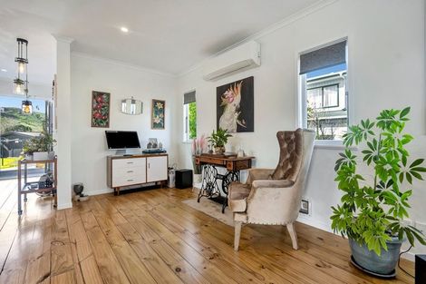 Photo of property in 18 Karaka Road, Kawakawa Bay, Papakura, 2585