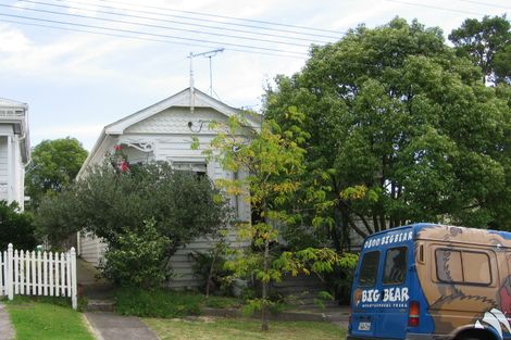 Photo of property in 35 Roslyn Terrace, Stanley Point, Auckland, 0624