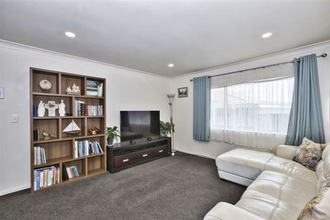 Photo of property in 2/8 Bronzewing Terrace, Unsworth Heights, Auckland, 0632