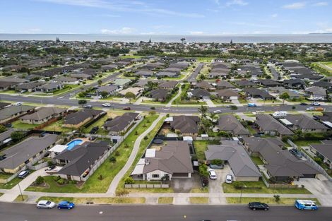 Photo of property in 17 Rainey Crescent, Papamoa Beach, Papamoa, 3118