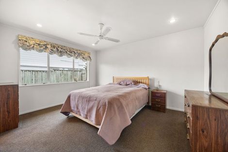 Photo of property in 16 Harbour Lights Close, West Harbour, Auckland, 0618