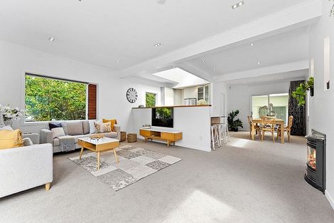 Photo of property in 16 Prestige Place, Castor Bay, Auckland, 0620