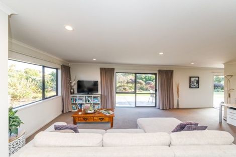 Photo of property in 17 Cemetery Road, Sanson, Palmerston North, 4479