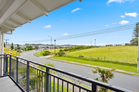 Photo of property in 16b/71 Spencer Road, Oteha, Auckland, 0632