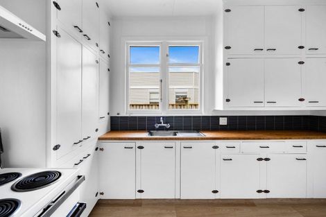 Photo of property in 142 Carlyle Street, Napier South, Napier, 4110