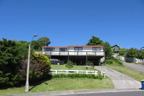 Photo of property in 32 Exeter Place, Unsworth Heights, Auckland, 0632