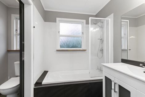 Photo of property in 51 Turville Crescent, Newlands, Wellington, 6037