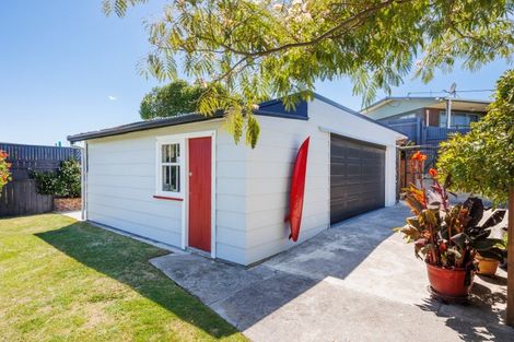 Photo of property in 35 Shortt Street, Foxton Beach, Foxton, 4815