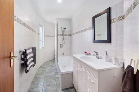 Photo of property in 11f Duncan Street, Tawa, Wellington, 5028