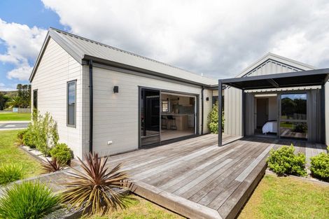 Photo of property in 2 Motutere Drive, Matarangi, 3592