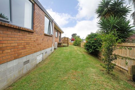 Photo of property in 2 Plumstead Rise, Glen Eden, Auckland, 0602