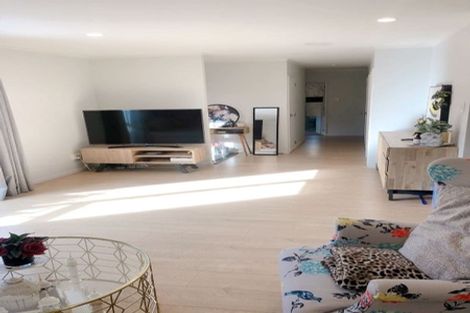 Photo of property in 2/123 Bruce Road, Glenfield, Auckland, 0629