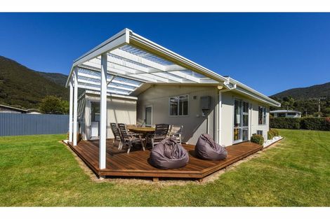 Photo of property in 20 Renata Road, Okiwi Bay, 7193