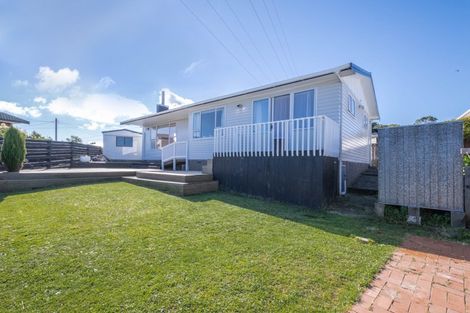 Photo of property in 27 Brooker Grove, Newlands, Wellington, 6037