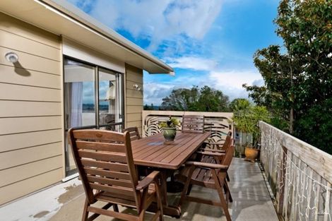 Photo of property in 33 Longreach Drive, Sunnyvale, Auckland, 0612