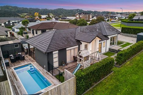 Photo of property in 36 Gilbransen Road, Kumeu, 0810