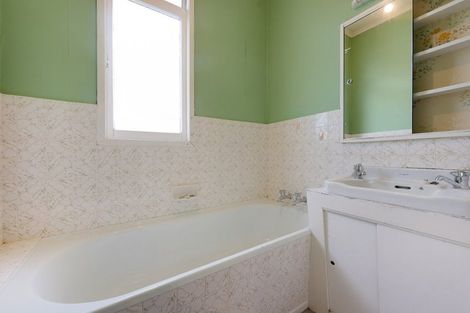 Photo of property in 15 Sutherland Crescent, Melrose, Wellington, 6023