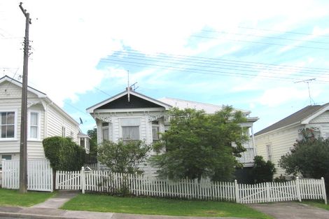 Photo of property in 33 Roslyn Terrace, Stanley Point, Auckland, 0624