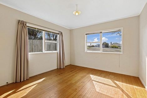 Photo of property in 1/302 Glenfield Road, Glenfield, Auckland, 0629