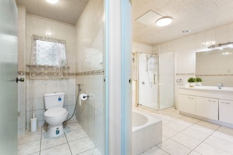 Photo of property in 42 West Lynn Road, Titirangi, Auckland, 0604