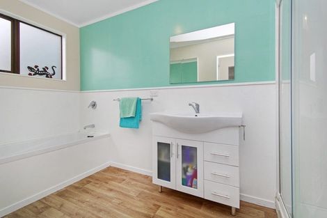 Photo of property in 78 Victory Crescent, Tawa, Wellington, 5028