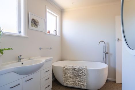 Photo of property in 18 Walton Road, Paraparaumu Beach, Paraparaumu, 5032