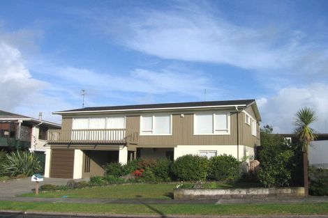 Photo of property in 18 Chatswood Grove, Chatswood, Auckland, 0626