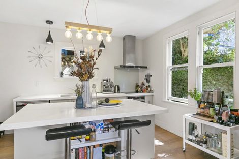 Photo of property in 10 Oriental Terrace, Mount Victoria, Wellington, 6011