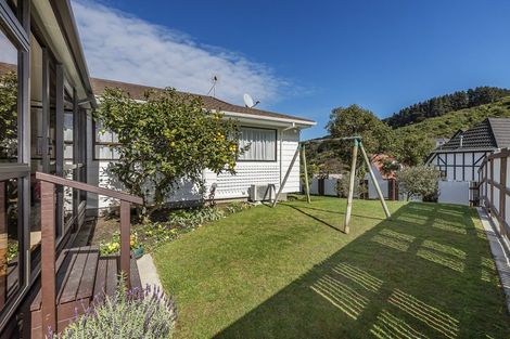 Photo of property in 87 Victory Crescent, Tawa, Wellington, 5028