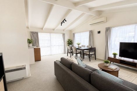 Photo of property in 31 Staincross Street, Green Bay, Auckland, 0604