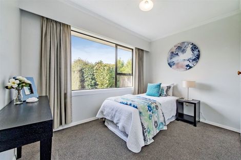 Photo of property in 33 Farquhars Road, Redwood, Christchurch, 8051