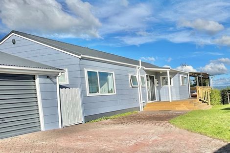 Photo of property in 81 Luckens Road, West Harbour, Auckland, 0618