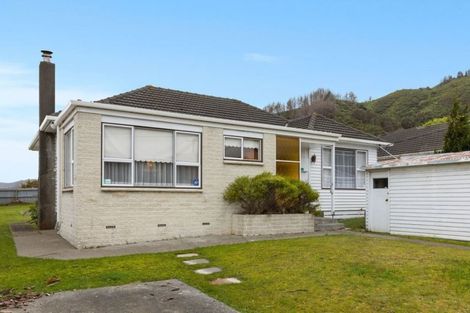 Photo of property in 15 Wright Street, Wainuiomata, Lower Hutt, 5014