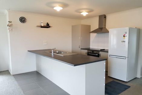 Photo of property in 13 Kamahi Place, One Tree Point, 0118