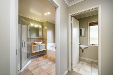 Photo of property in 21 Johnstone Drive, Fitzherbert, Palmerston North, 4410