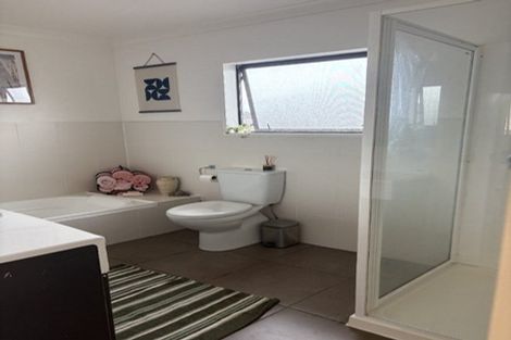 Photo of property in 65 Rising Parade, Fairview Heights, Auckland, 0632