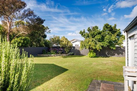 Photo of property in 8 Burns Avenue, Takaro, Palmerston North, 4412