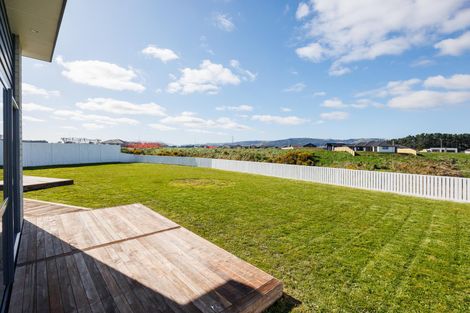 Photo of property in 48 Sardinia Grove, Fitzherbert, Palmerston North, 4410