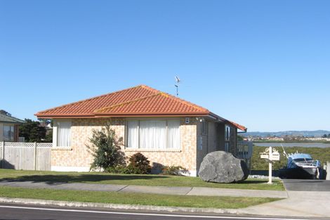 Photo of property in 16 Sandwick Drive, Weymouth, Auckland, 2103