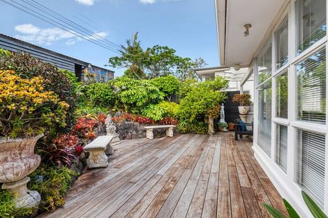 Photo of property in 18 Selwyn Crescent, Forrest Hill, Auckland, 0620