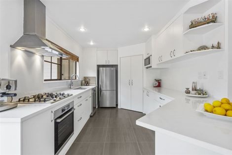 Photo of property in 8 Curacao Place, Half Moon Bay, Auckland, 2012