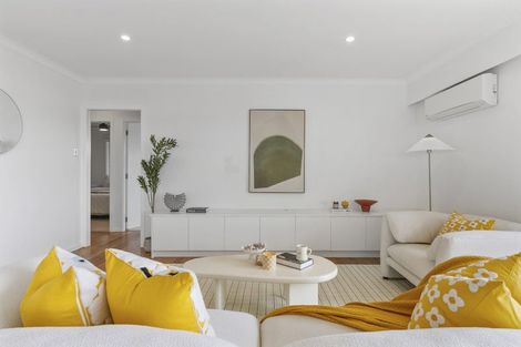 Photo of property in 2/104 Sylvan Avenue, Northcote, Auckland, 0627