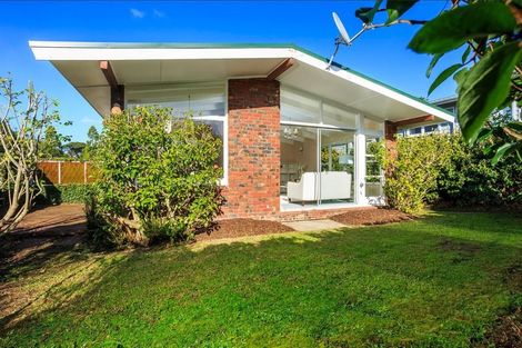Photo of property in 14 Raymond Terrace, Northcote, Auckland, 0627